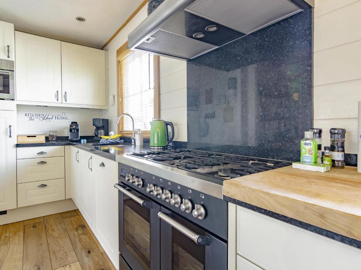 Beautiful Holiday Home With Private Terrace Kropswolde 외부 사진